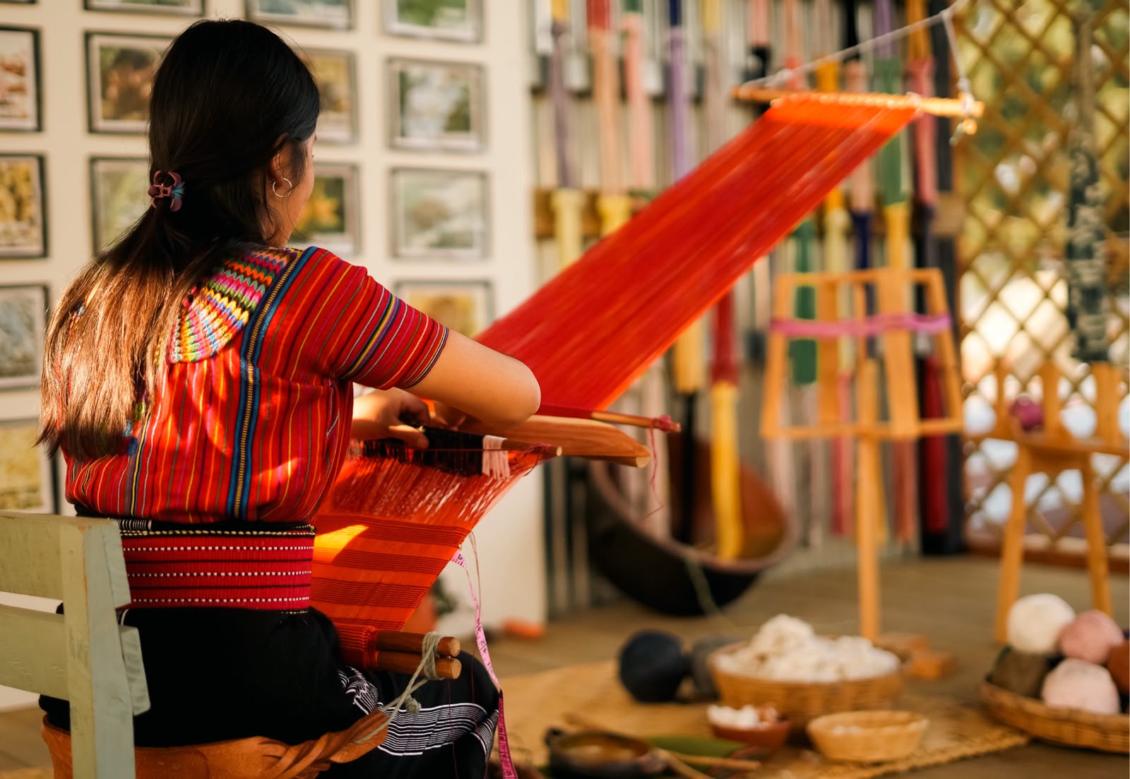 Artesana guatemalteca trabajando en un telar